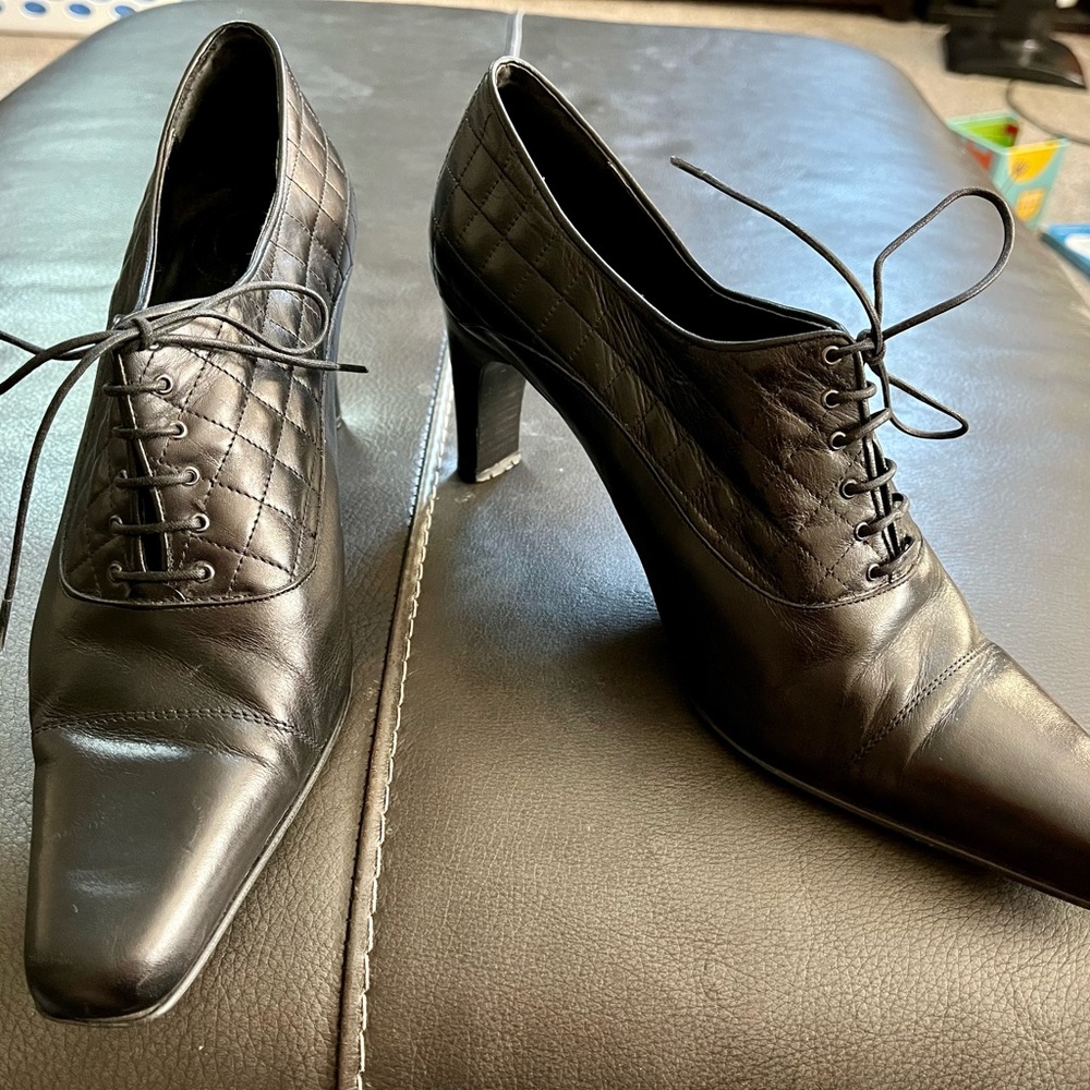 Black heeled oxfords
